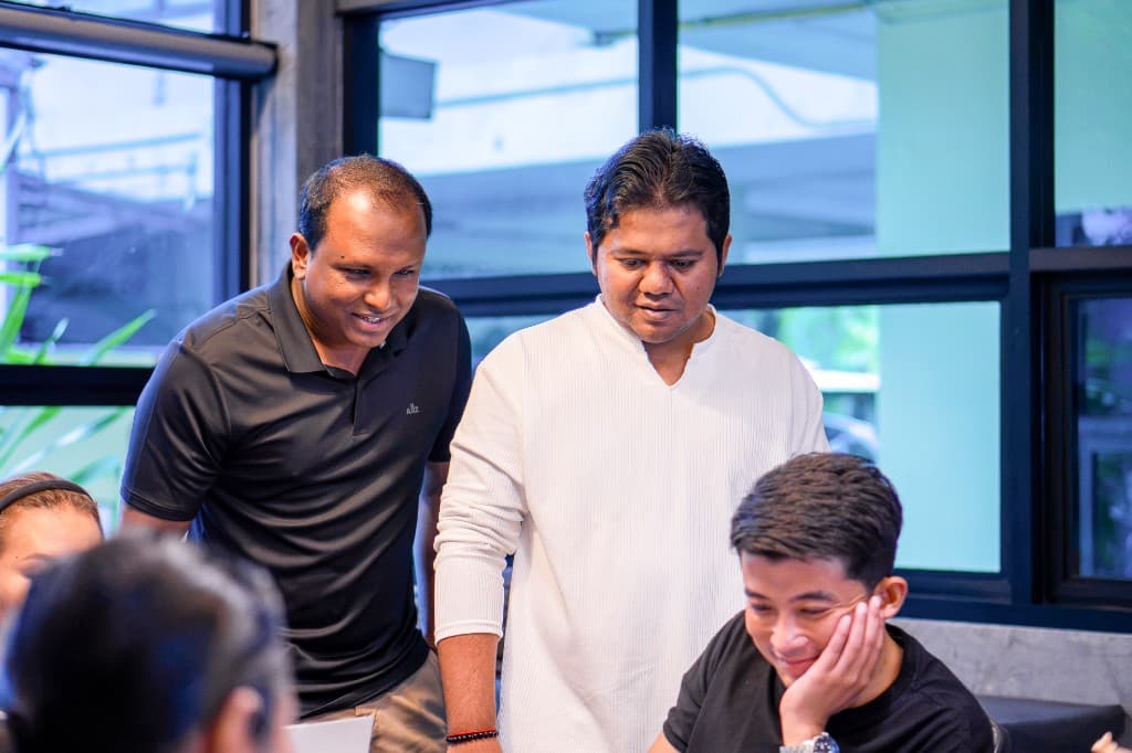 ทีม Coach และผู้เรียนร่วมกันใน Workshop Hands-on