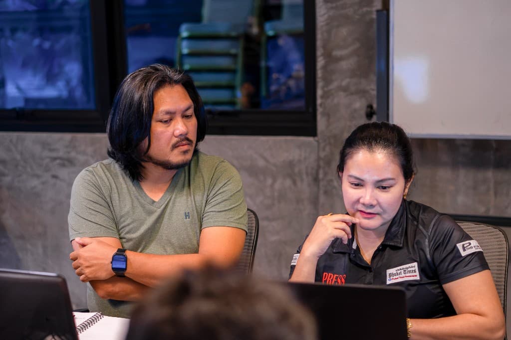 ผู้เรียนสองคนทำงานร่วมกันใน Workshop 99 Ads Agency